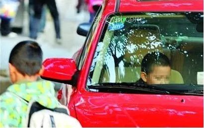 停车失误酿悲剧：56岁男子反思与警示🚗💔